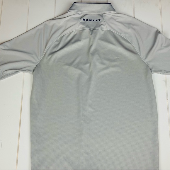 ⛳️ Mens Oakley Big Graphic Print Blue and Silver Golf Polo Shirt - Picture 5 of 6